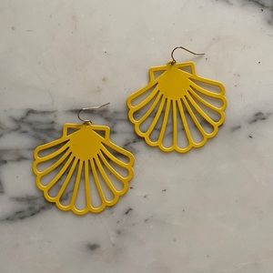 Bundle 5/$15 🛍 Art Deco style yellow seashell earring